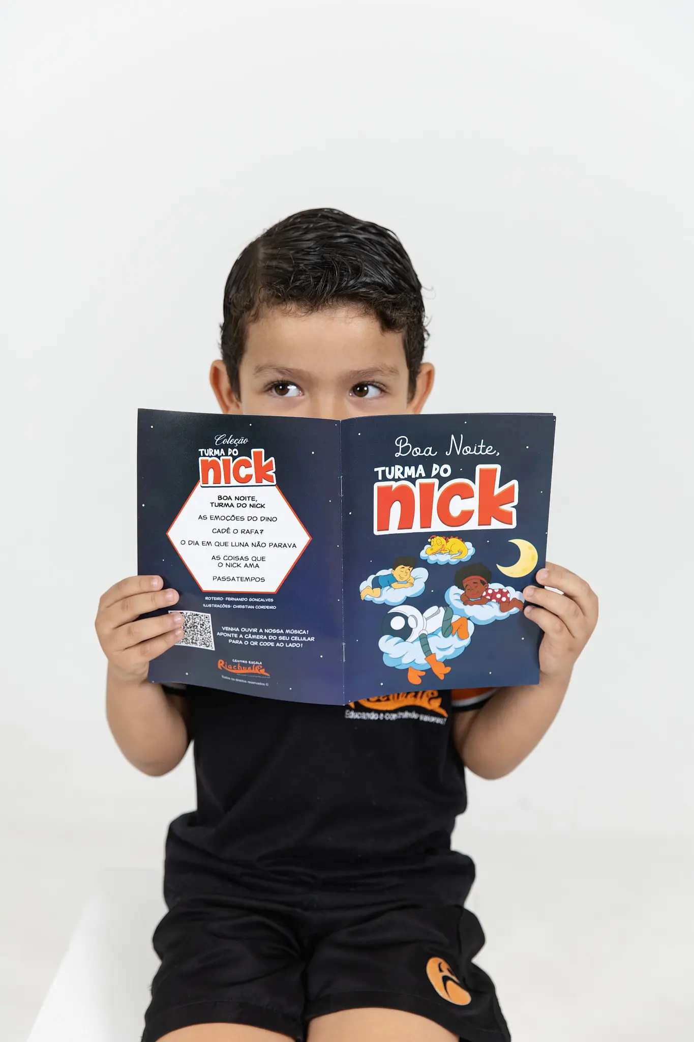 Menino lendo o livro Boa Noite, Turma do Nick