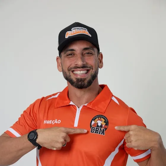 Fabiano Rangel, diretor geral do Riachuelo, com a camisa dos Crias
