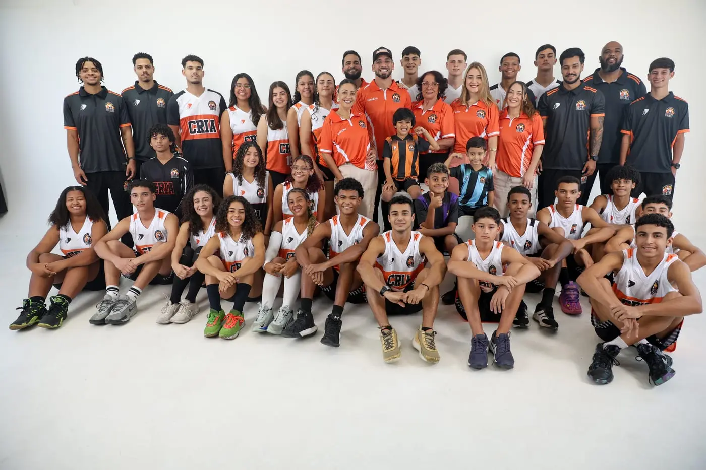 Foto de todos os atletas dos Crias com professores e direção