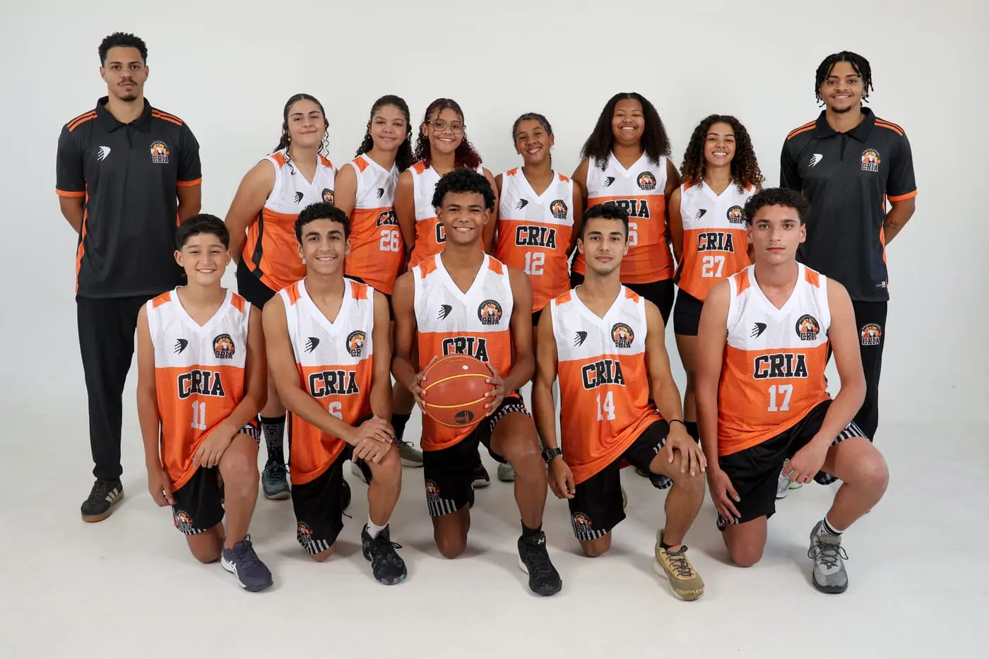 Time de basquete dos Crias com a comissão