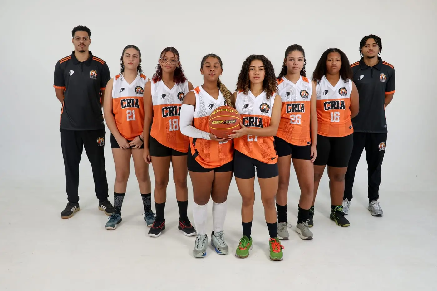 Time feminino de basquete dos Crias com as bolas e a comissão