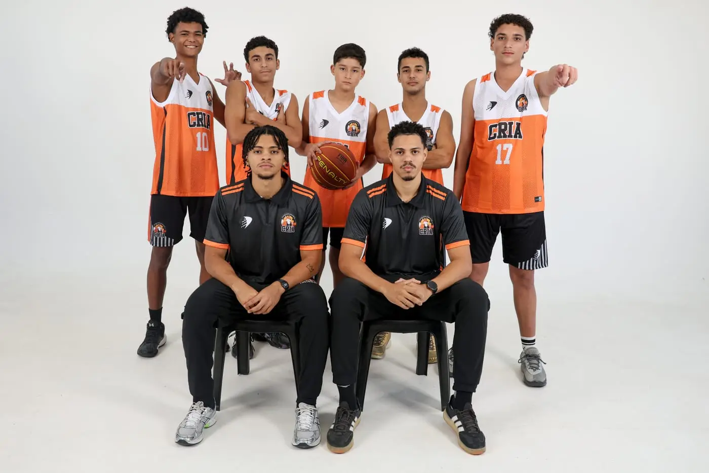 Atletas do basquete dos Crias com a bola e a comissão sentada à frente