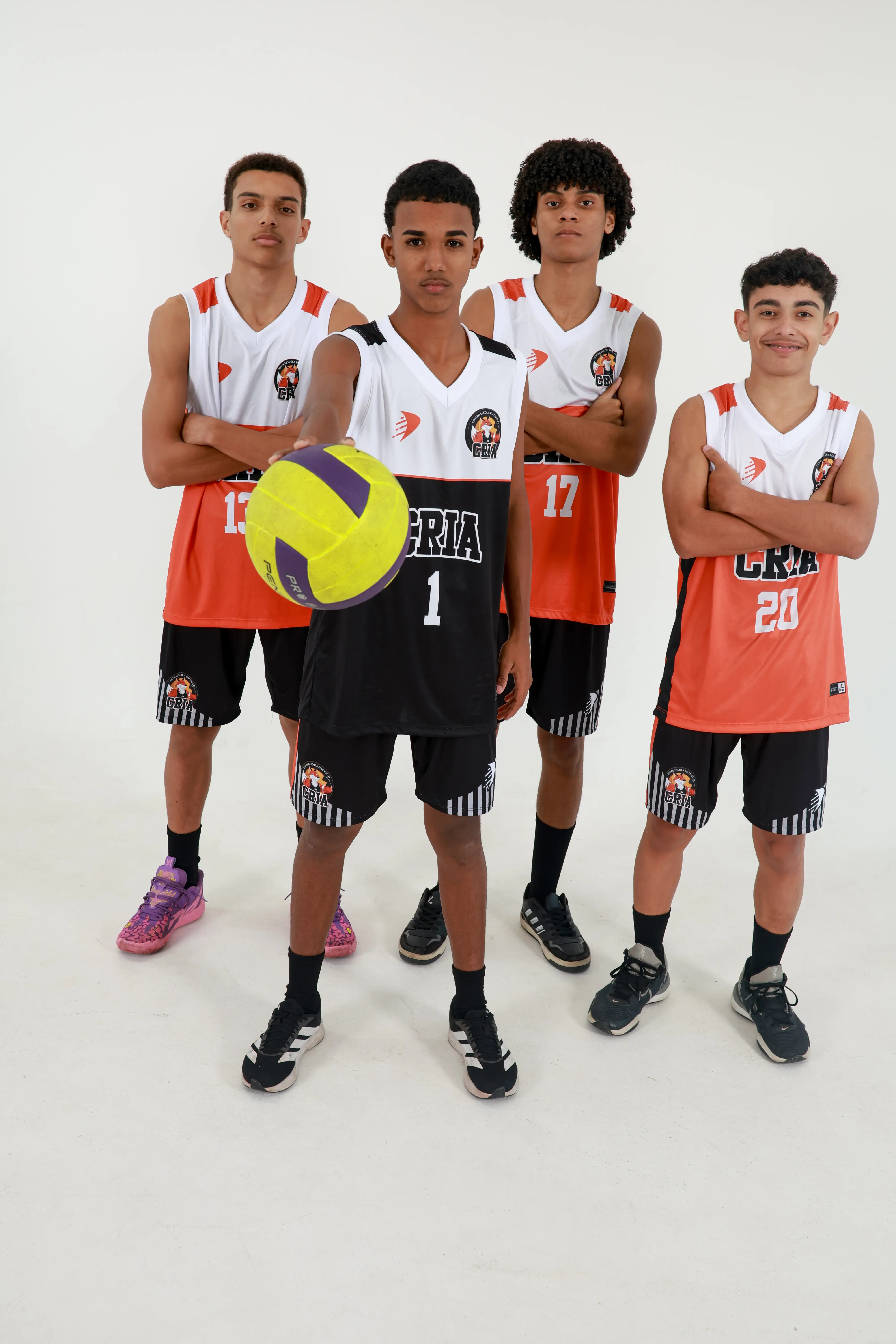 Quatro atletas do time de vôlei dos Crias com a bola
