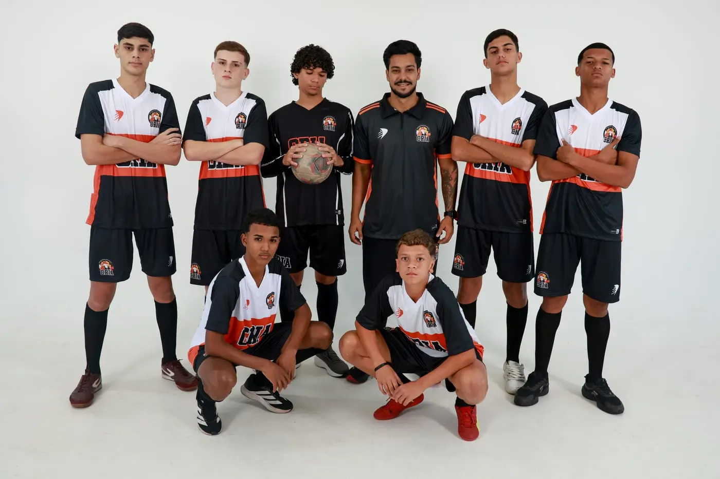 Time de futebol dos Crias com a camisa preta e laranja
