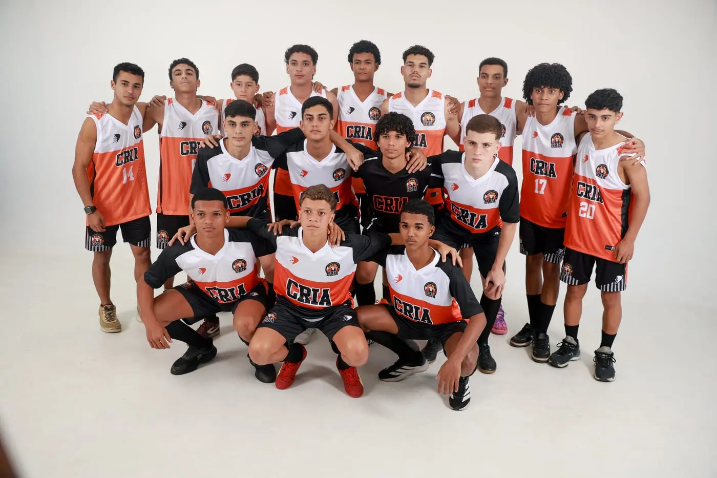 Atletas dos Crias do time masculino reunidos