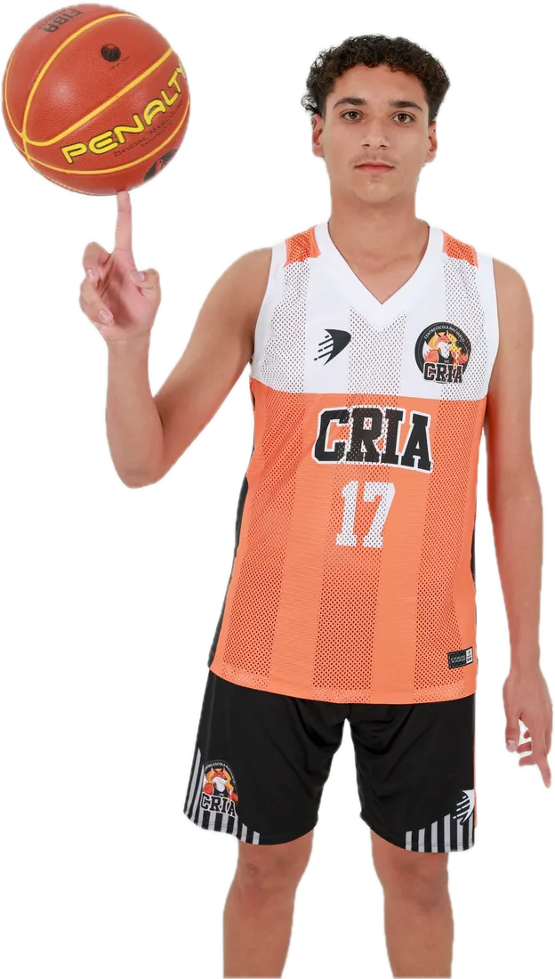 Atleta dos Crias com a camisa 17 girando a bola de basquete no dedo