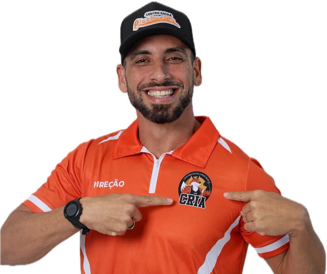 Fabiano Rangel, diretor geral do Centro Escola Riachuelo, sorrindo com a camisa dos Crias