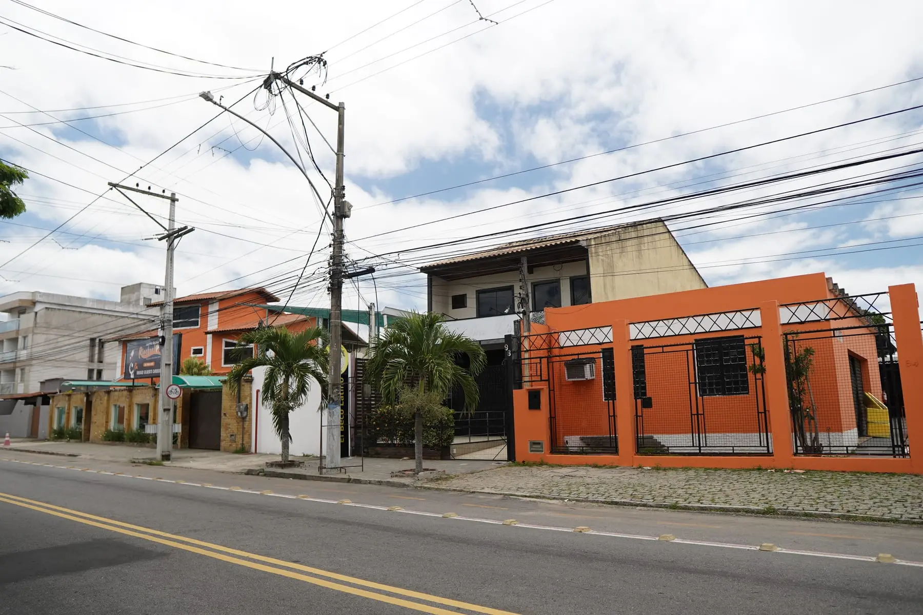 Fachada da unidade Gilberto Cardoso vista da avenida