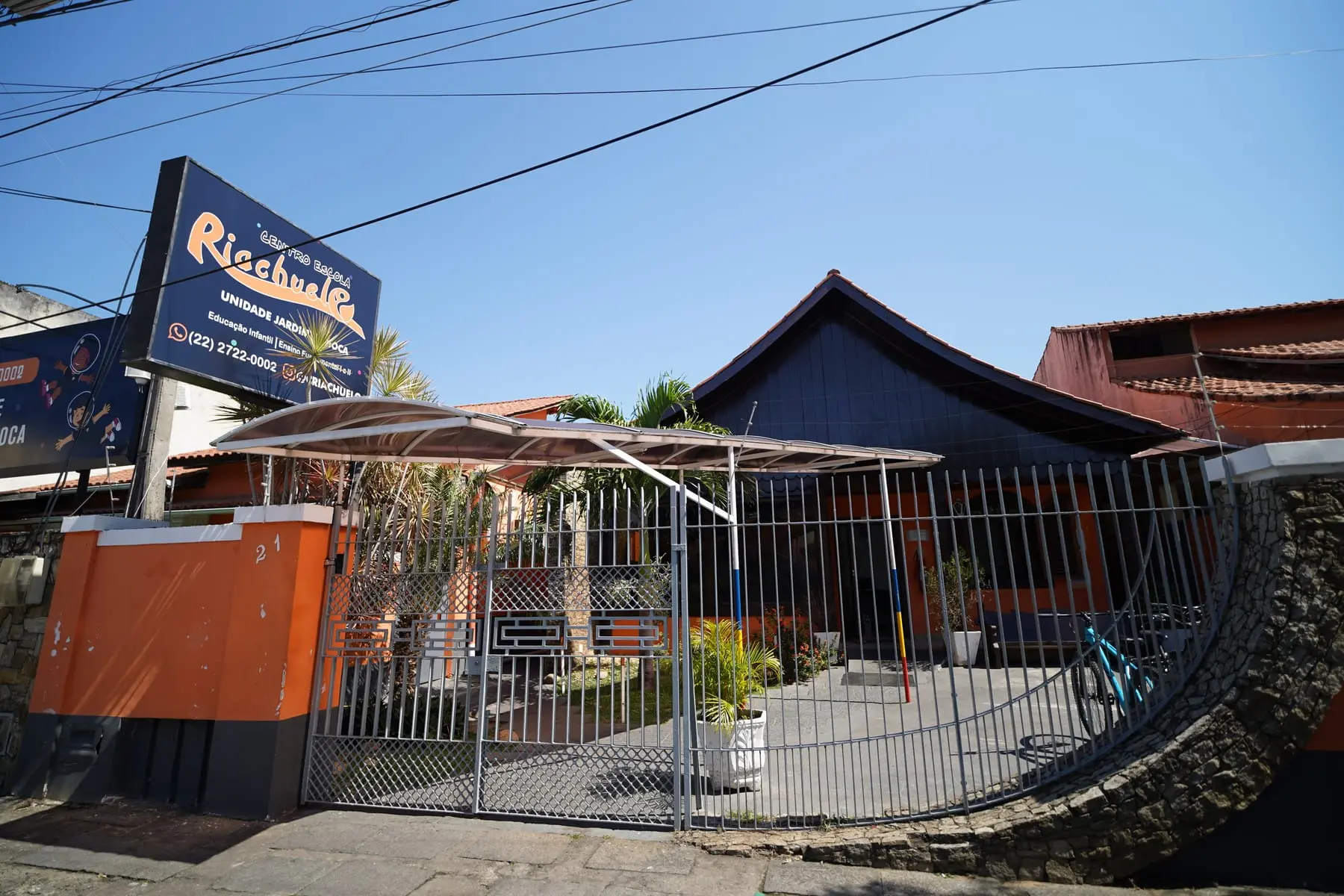 Entrada da unidade Jardim Carioca com a placa alta do Riachuelo