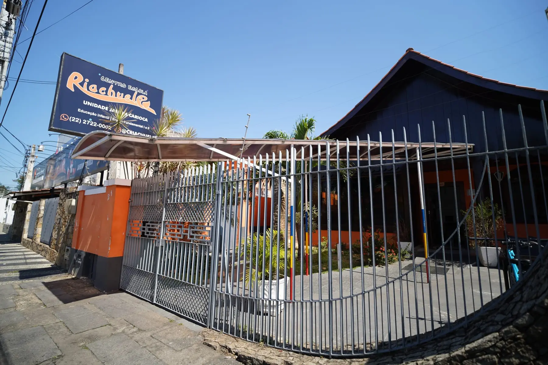 Portão e pátio da unidade Jardim Carioca