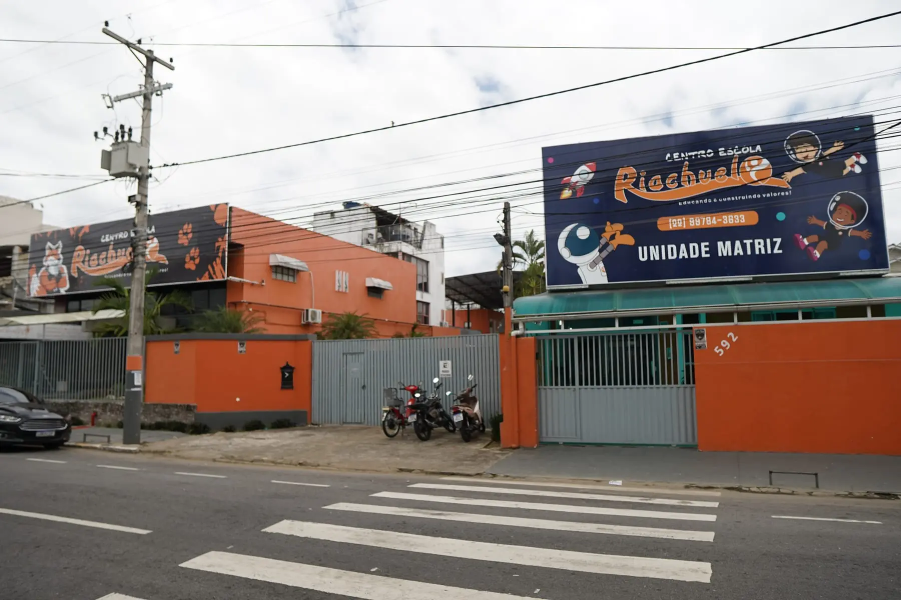 Fachada laranja da unidade Matriz vista da rua
