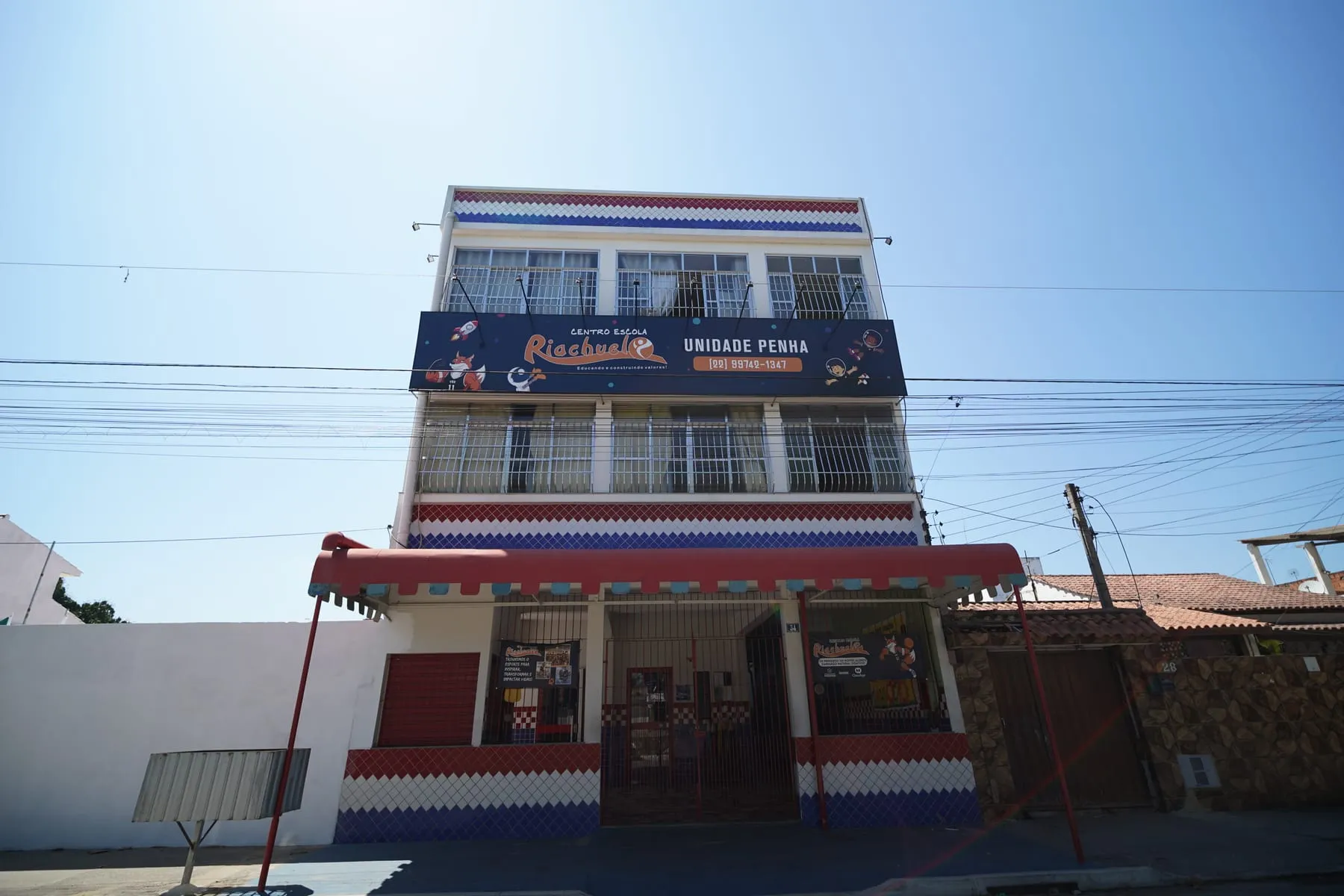 Prédio da unidade Penha com a placa do Riachuelo na fachada